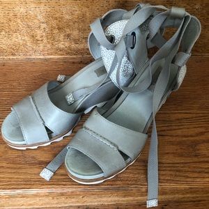 Like New Sorel Sandals Gray and White size 8